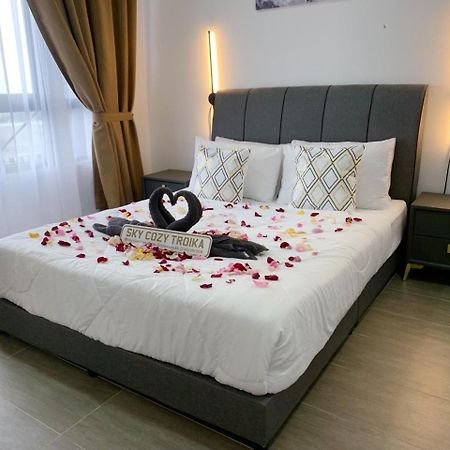 קוטה בארו Sky Cozy Troika Residence, 1 Bedroom 4-6 Pax, 2 Bedrooms 6-8 Pax, Pool Vew, Sky & City View, Free Parking, Pool, Unlimited Wifi & Netflix מראה חיצוני תמונה