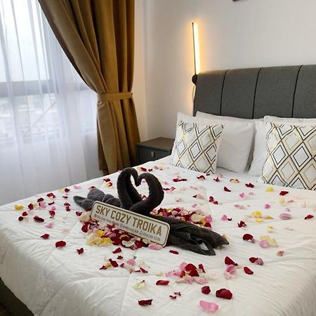 קוטה בארו Sky Cozy Troika Residence, 1 Bedroom 4-6 Pax, 2 Bedrooms 6-8 Pax, Pool Vew, Sky & City View, Free Parking, Pool, Unlimited Wifi & Netflix מראה חיצוני תמונה