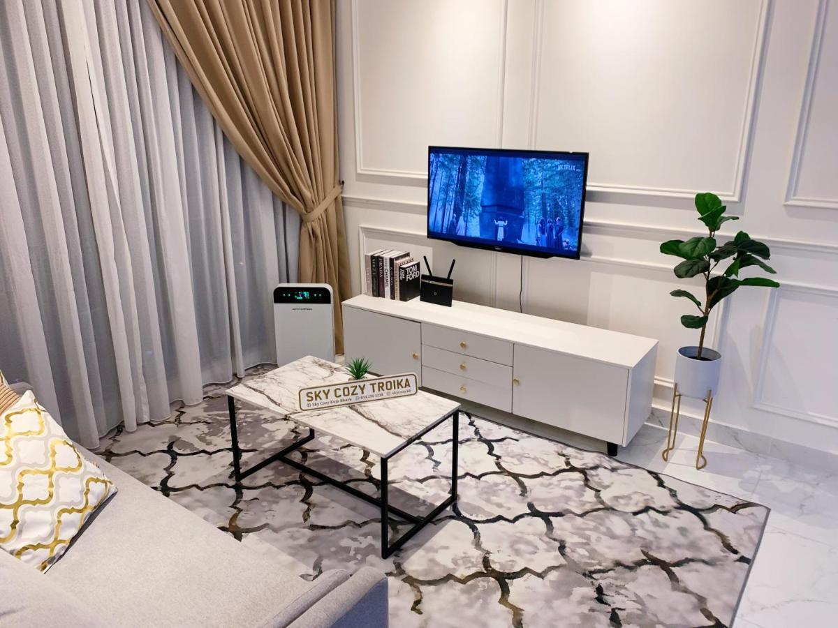 קוטה בארו Sky Cozy Troika Residence, 1 Bedroom 4-6 Pax, 2 Bedrooms 6-8 Pax, Pool Vew, Sky & City View, Free Parking, Pool, Unlimited Wifi & Netflix מראה חיצוני תמונה