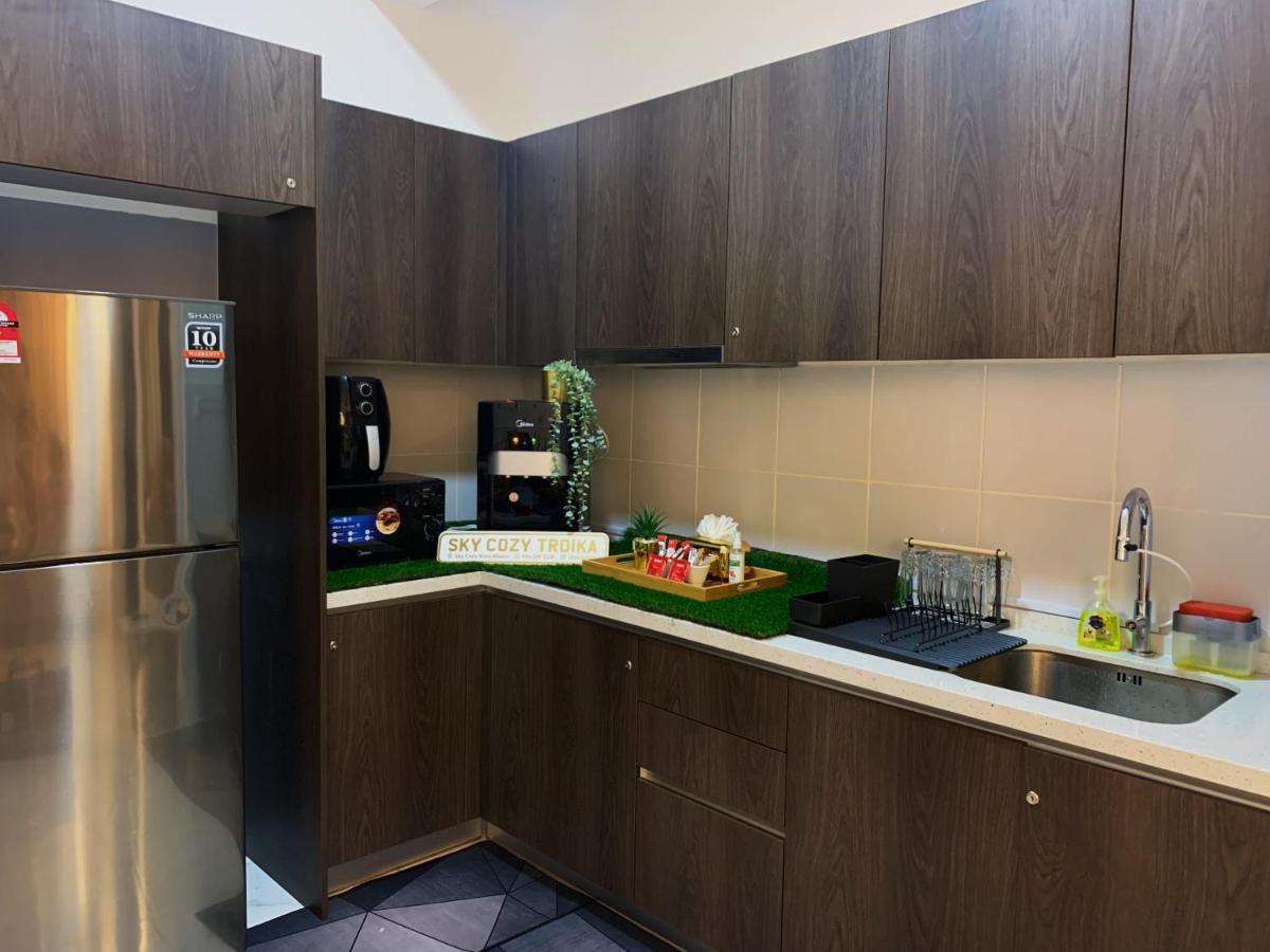 קוטה בארו Sky Cozy Troika Residence, 1 Bedroom 4-6 Pax, 2 Bedrooms 6-8 Pax, Pool Vew, Sky & City View, Free Parking, Pool, Unlimited Wifi & Netflix מראה חיצוני תמונה
