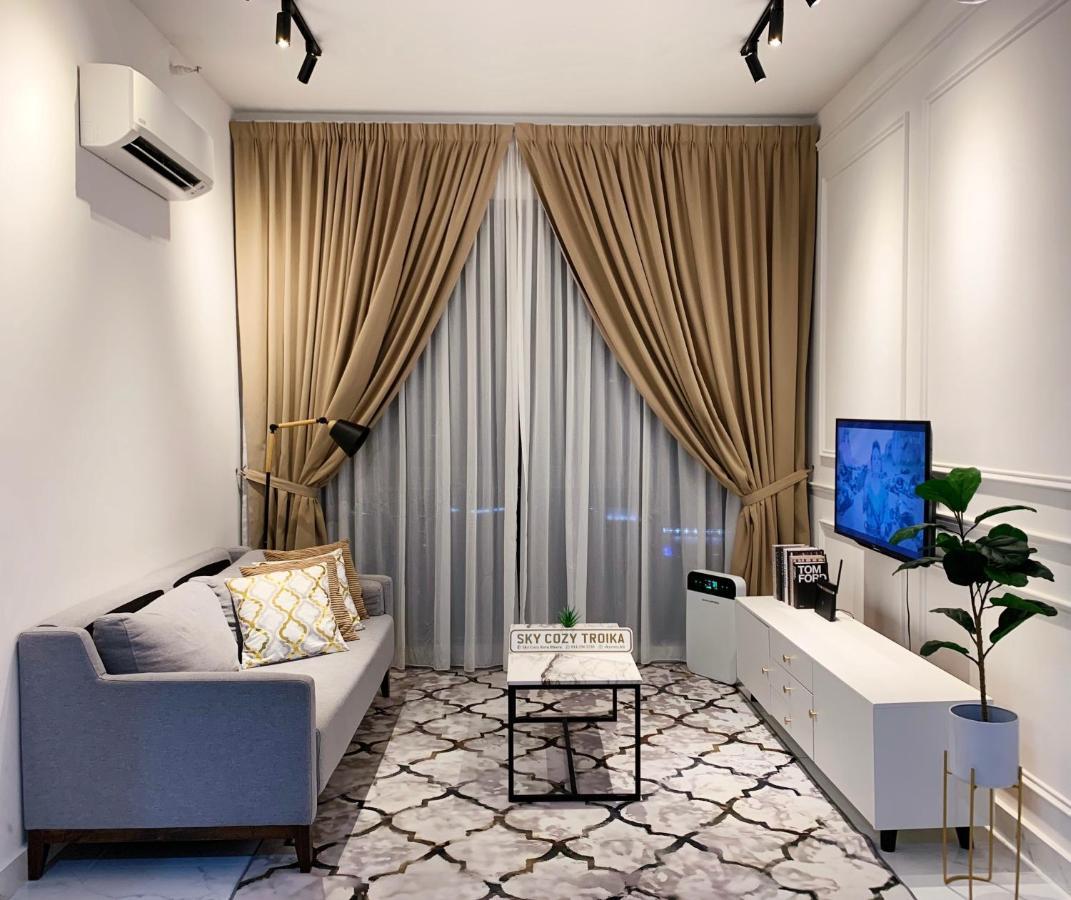 קוטה בארו Sky Cozy Troika Residence, 1 Bedroom 4-6 Pax, 2 Bedrooms 6-8 Pax, Pool Vew, Sky & City View, Free Parking, Pool, Unlimited Wifi & Netflix מראה חיצוני תמונה