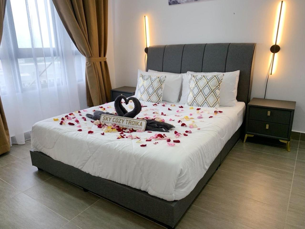 קוטה בארו Sky Cozy Troika Residence, 1 Bedroom 4-6 Pax, 2 Bedrooms 6-8 Pax, Pool Vew, Sky & City View, Free Parking, Pool, Unlimited Wifi & Netflix מראה חיצוני תמונה