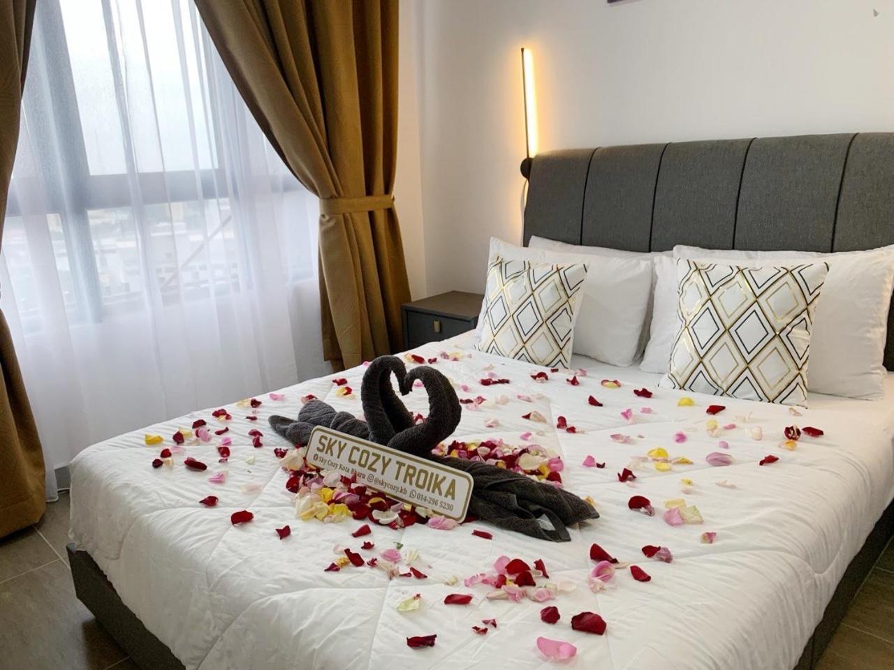 קוטה בארו Sky Cozy Troika Residence, 1 Bedroom 4-6 Pax, 2 Bedrooms 6-8 Pax, Pool Vew, Sky & City View, Free Parking, Pool, Unlimited Wifi & Netflix מראה חיצוני תמונה