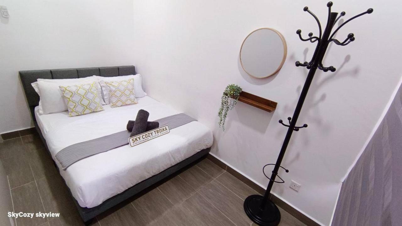 קוטה בארו Sky Cozy Troika Residence, 1 Bedroom 4-6 Pax, 2 Bedrooms 6-8 Pax, Pool Vew, Sky & City View, Free Parking, Pool, Unlimited Wifi & Netflix מראה חיצוני תמונה