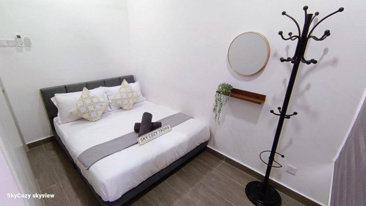 קוטה בארו Sky Cozy Troika Residence, 1 Bedroom 4-6 Pax, 2 Bedrooms 6-8 Pax, Pool Vew, Sky & City View, Free Parking, Pool, Unlimited Wifi & Netflix מראה חיצוני תמונה