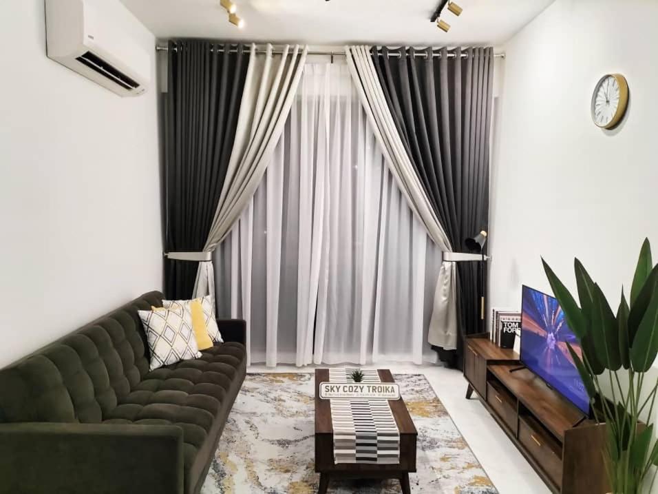 קוטה בארו Sky Cozy Troika Residence, 1 Bedroom 4-6 Pax, 2 Bedrooms 6-8 Pax, Pool Vew, Sky & City View, Free Parking, Pool, Unlimited Wifi & Netflix מראה חיצוני תמונה