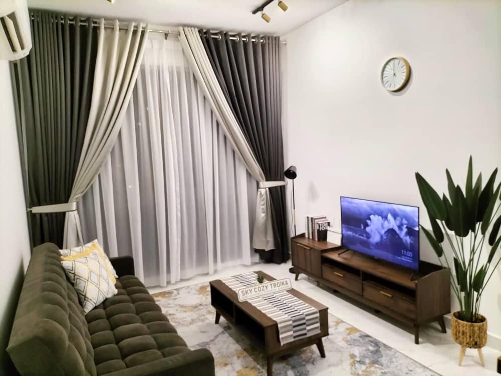 קוטה בארו Sky Cozy Troika Residence, 1 Bedroom 4-6 Pax, 2 Bedrooms 6-8 Pax, Pool Vew, Sky & City View, Free Parking, Pool, Unlimited Wifi & Netflix מראה חיצוני תמונה