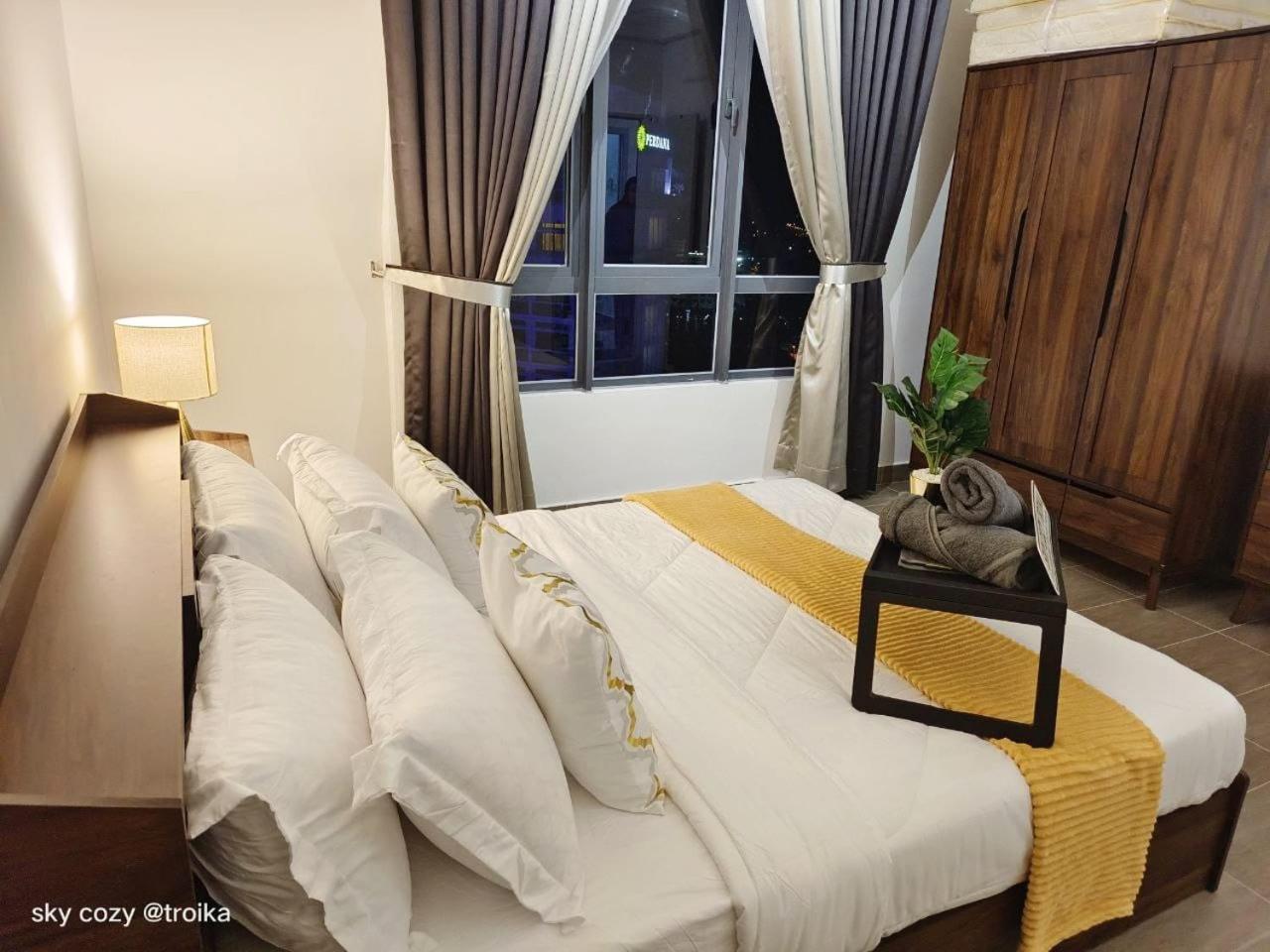 קוטה בארו Sky Cozy Troika Residence, 1 Bedroom 4-6 Pax, 2 Bedrooms 6-8 Pax, Pool Vew, Sky & City View, Free Parking, Pool, Unlimited Wifi & Netflix מראה חיצוני תמונה