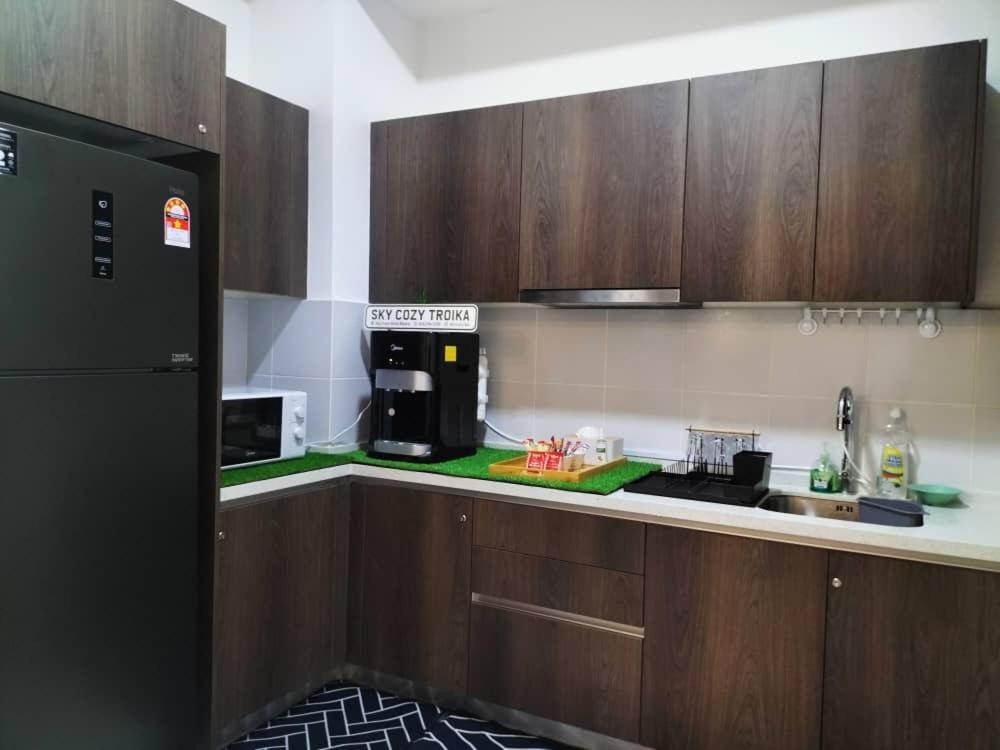 קוטה בארו Sky Cozy Troika Residence, 1 Bedroom 4-6 Pax, 2 Bedrooms 6-8 Pax, Pool Vew, Sky & City View, Free Parking, Pool, Unlimited Wifi & Netflix מראה חיצוני תמונה