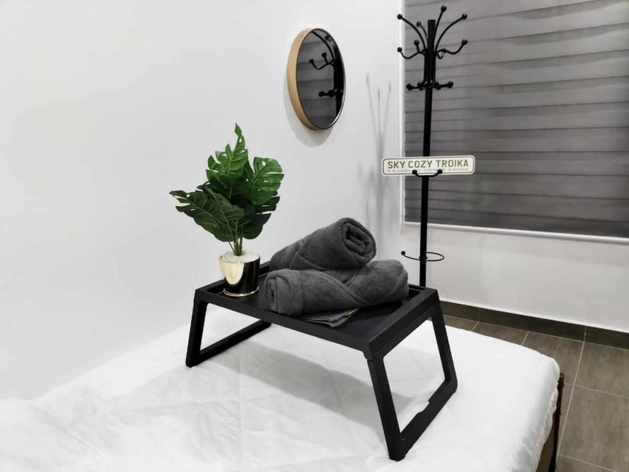 קוטה בארו Sky Cozy Troika Residence, 1 Bedroom 4-6 Pax, 2 Bedrooms 6-8 Pax, Pool Vew, Sky & City View, Free Parking, Pool, Unlimited Wifi & Netflix מראה חיצוני תמונה