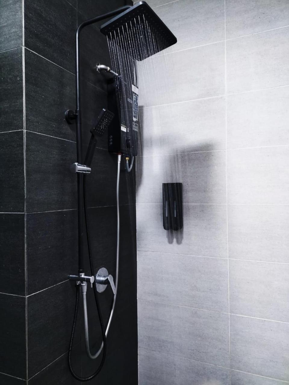 קוטה בארו Sky Cozy Troika Residence, 1 Bedroom 4-6 Pax, 2 Bedrooms 6-8 Pax, Pool Vew, Sky & City View, Free Parking, Pool, Unlimited Wifi & Netflix מראה חיצוני תמונה