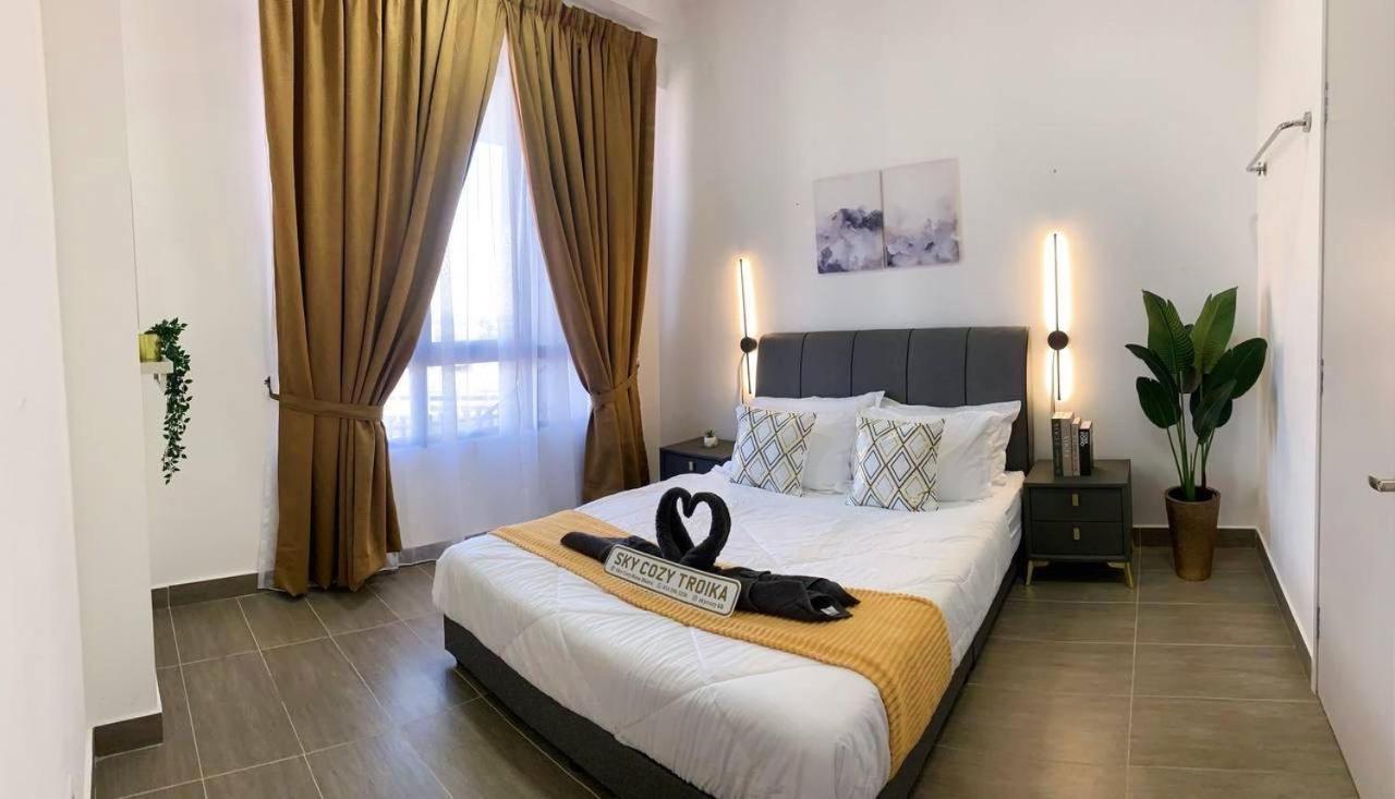 קוטה בארו Sky Cozy Troika Residence, 1 Bedroom 4-6 Pax, 2 Bedrooms 6-8 Pax, Pool Vew, Sky & City View, Free Parking, Pool, Unlimited Wifi & Netflix מראה חיצוני תמונה