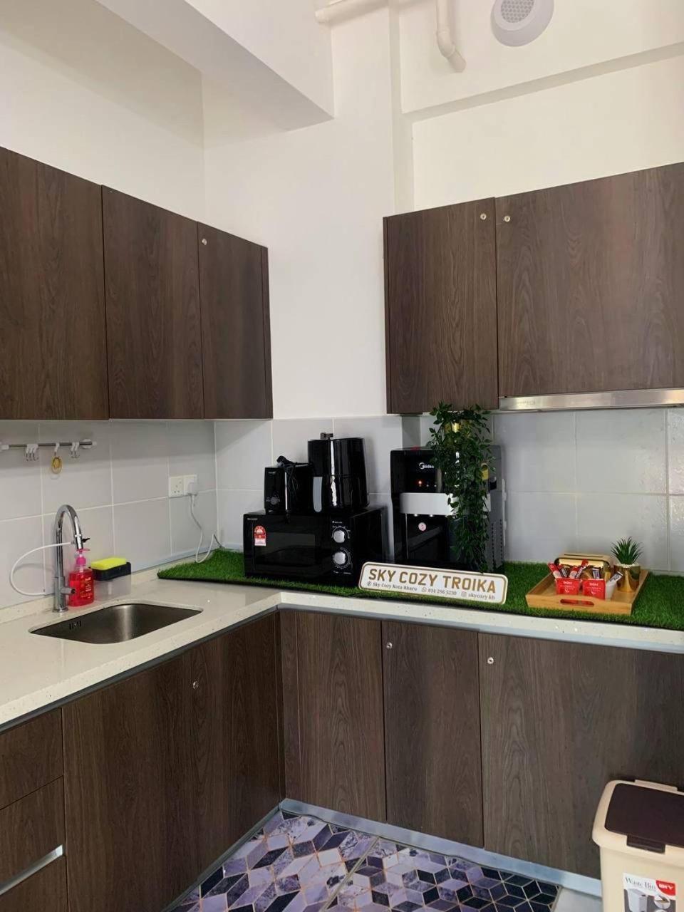 קוטה בארו Sky Cozy Troika Residence, 1 Bedroom 4-6 Pax, 2 Bedrooms 6-8 Pax, Pool Vew, Sky & City View, Free Parking, Pool, Unlimited Wifi & Netflix מראה חיצוני תמונה